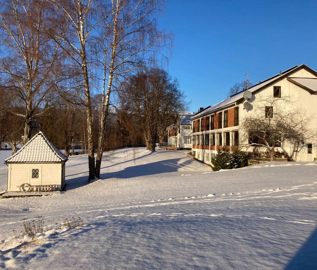 Snødekt gårdsområde