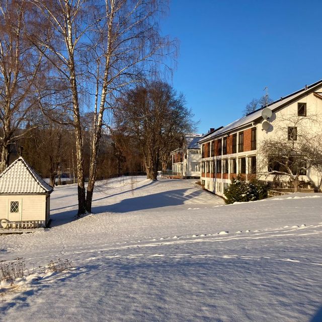 Snødekt gårdsområde