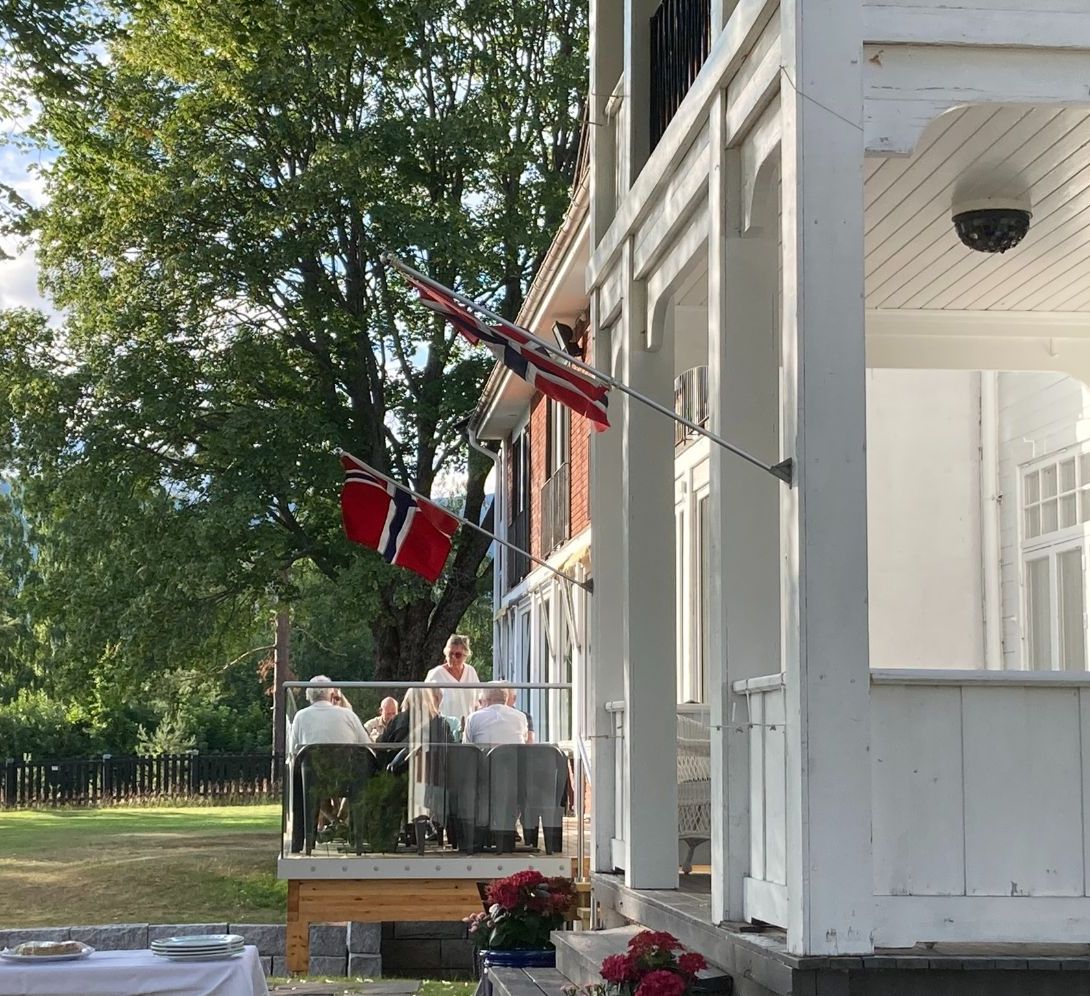 Uteservering på gammel gård