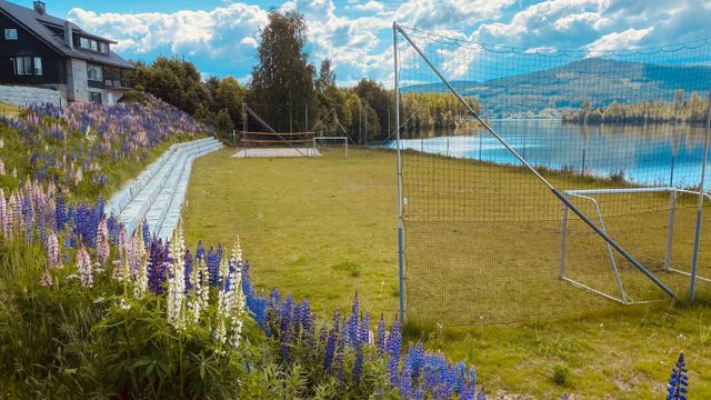 Fotballbane ved innsjø