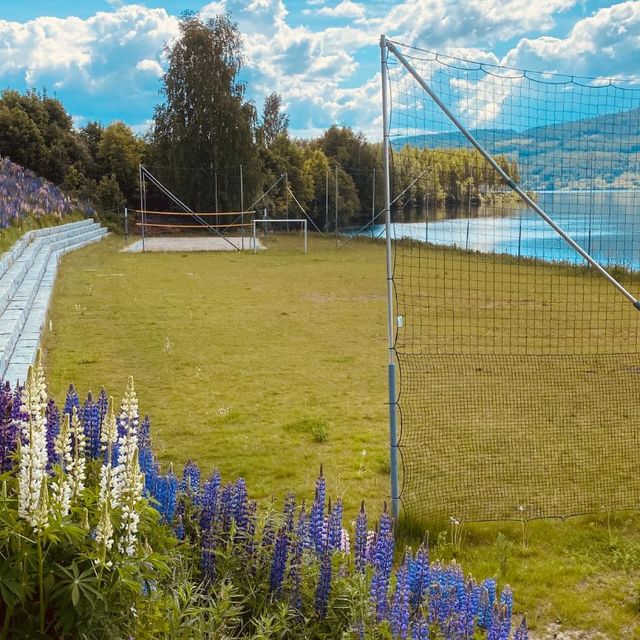 Fotballbane ved innsjø