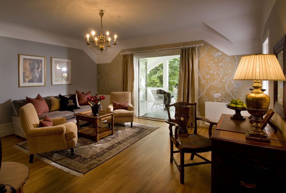 Brudesuite sofa og skrivebord med utgang til balkong