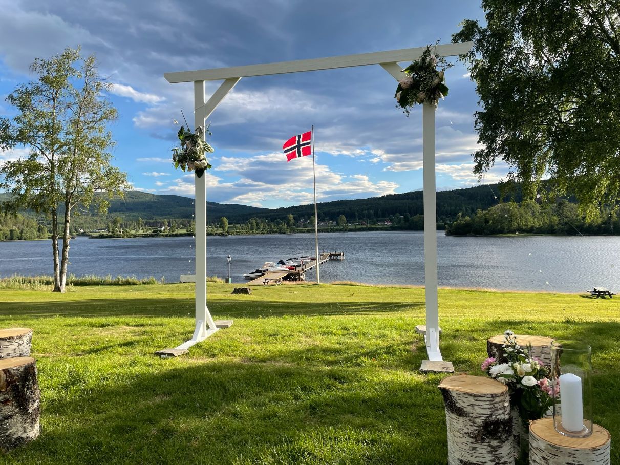 Park med bue til brullup