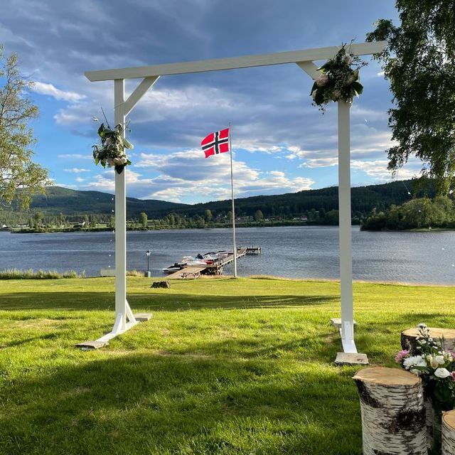 Park med bue til brullup