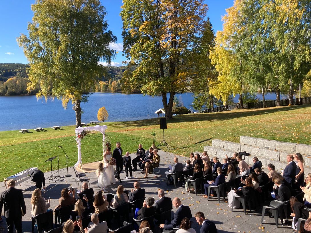 Bryllup på gård ved innsjø