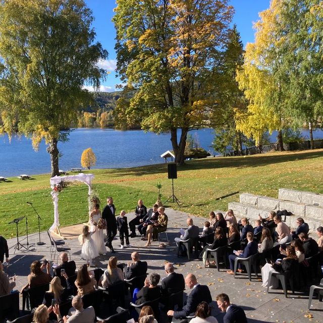Bryllup på gård ved innsjø