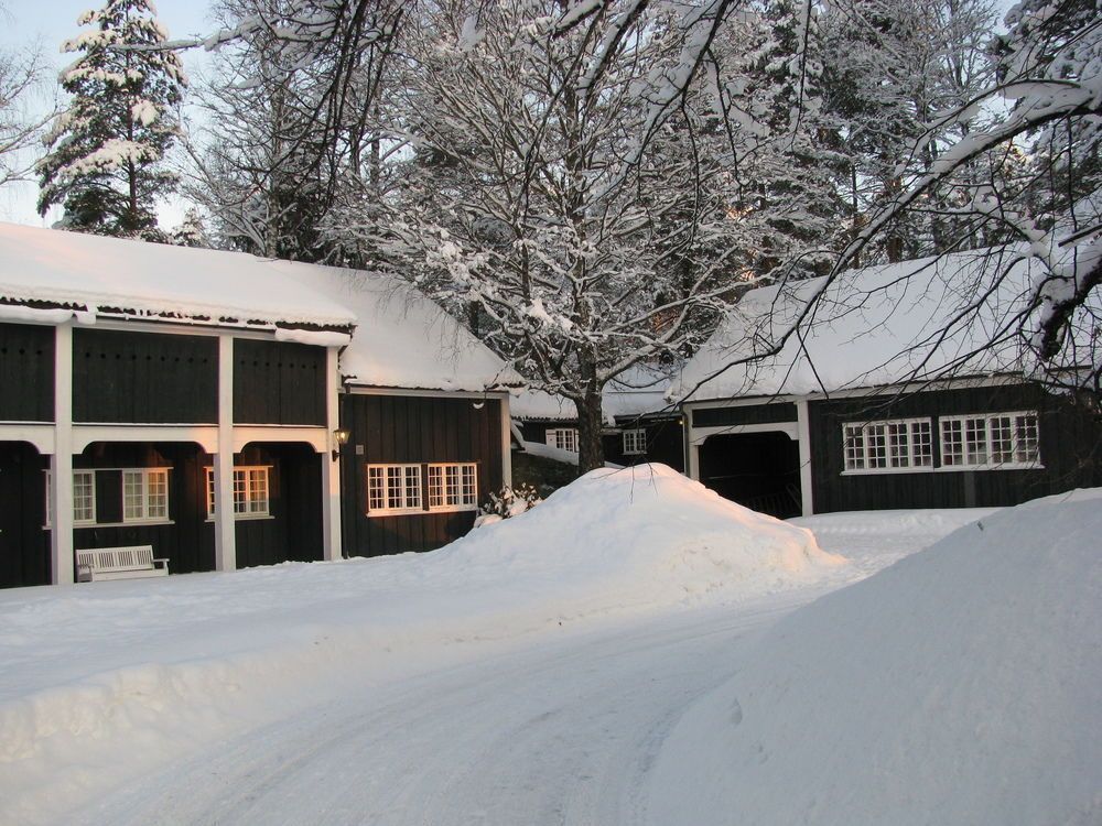 Gårdstun dekt av snø