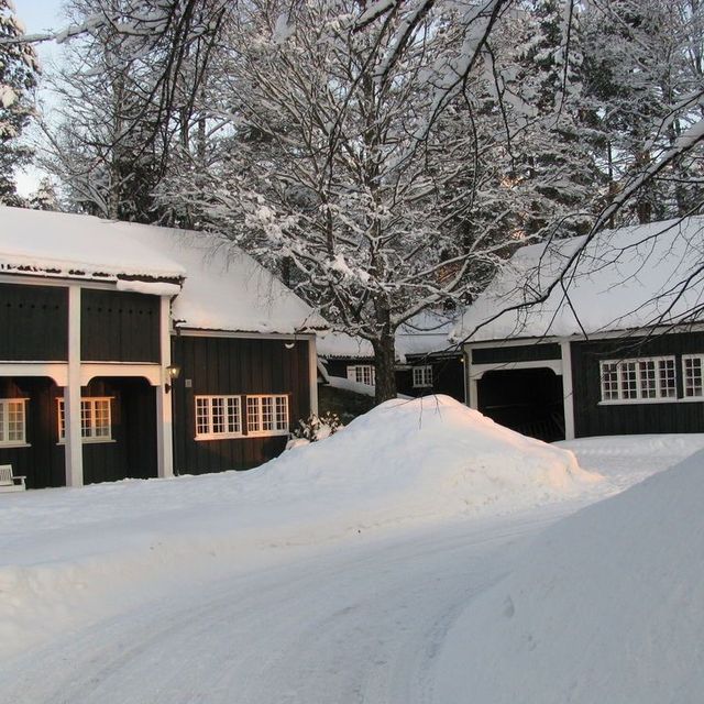 Gårdstun dekt av snø